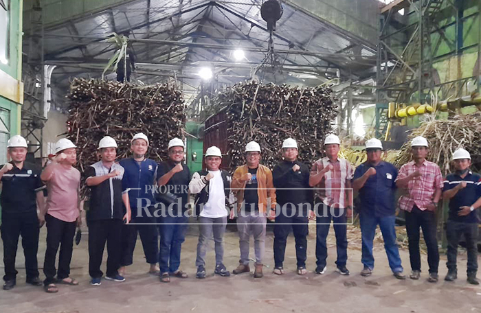FOTO BARENG: General Meneger PG Wringananom, Aris Afandi (enam dari kiri) bersama staf PG Wringin Anom, belum lama ini.