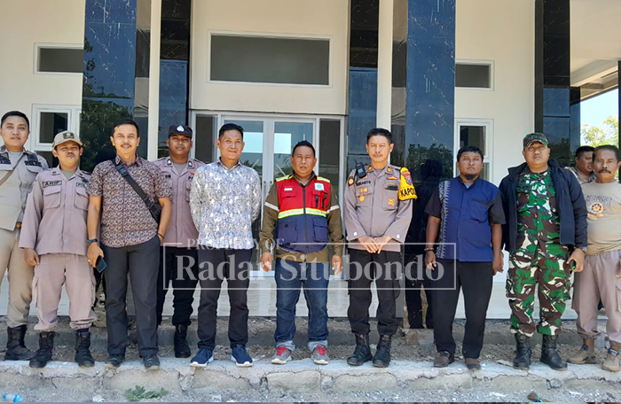 FOTO BERSAMA: Tim Monev tambang melihat bangunan masjid milik CV. Lintang Timur Baru Bersinar,  Desa Seletreng, Kecamatan Kapongan,(2/10).