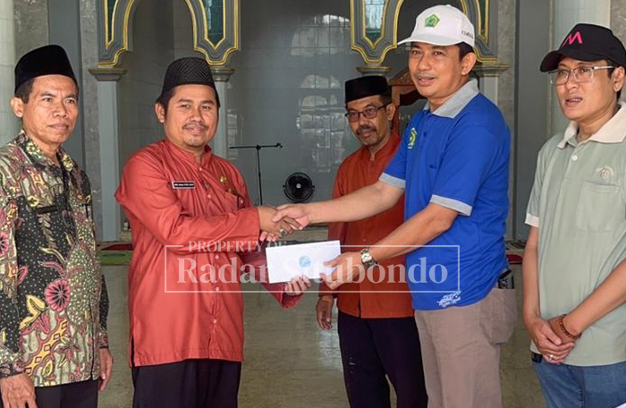 HASIL DONASI: Kepala Kemenag Situbondo, Mohammad Mudhofar menyerahkan bantuan kepada rumah ibadah terdampak gempa bumi di Banyuputih.