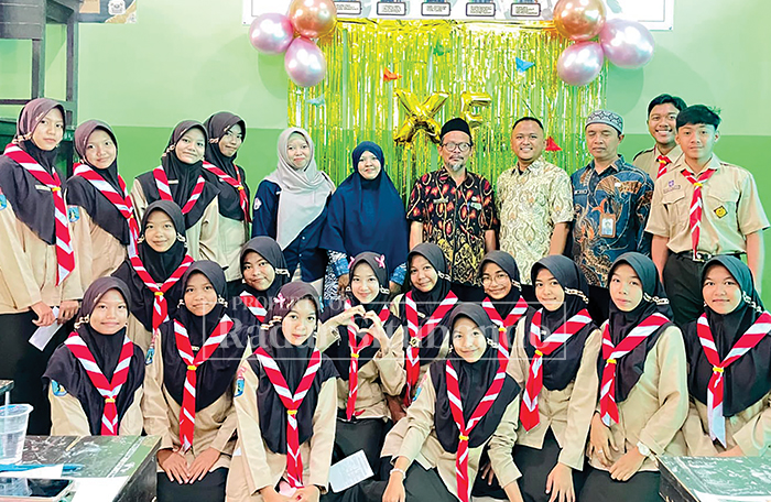 AKTIVITAS : Kepala SMAN 1 Besuki, Irpan Hilmi, S.Pd., M.P, dan guru pembimbing berpose bersama siswa usai kegiatan kokurikuler.
