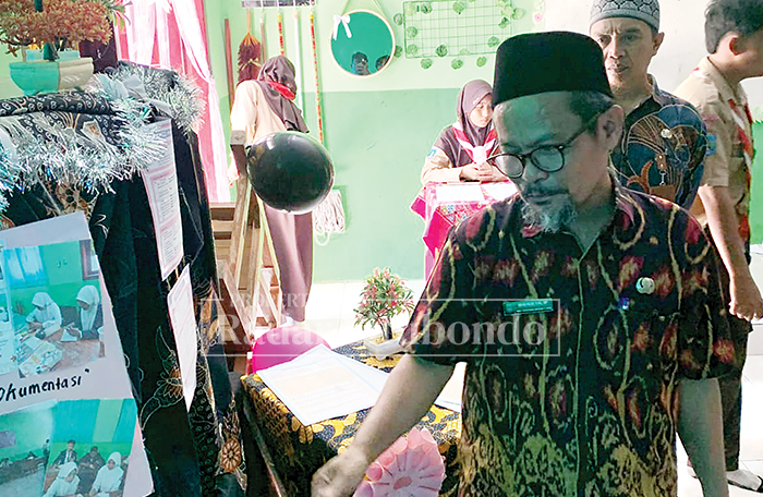 BANGGA : Kepala SMAN 1 Besuki, Irpan Hilmi, S.Pd., M.P memantau kegiatan kokurikuler siswa di lingkungan sekolah baru-baru ini.