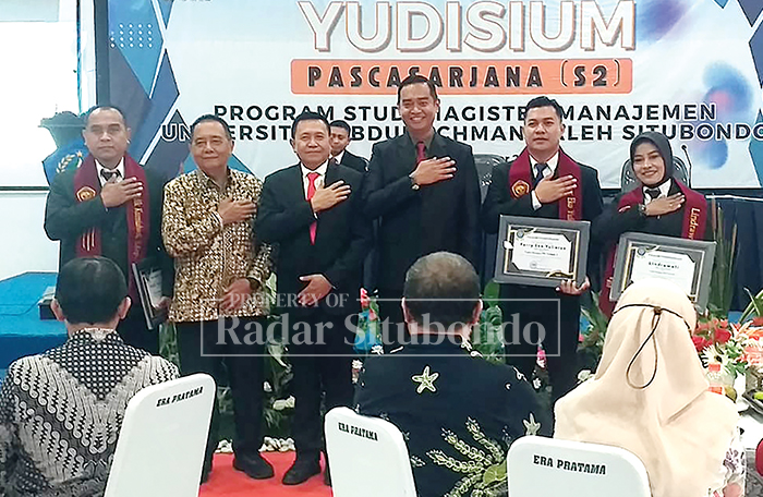 PENGHARGAAN : Direktur Pascasarjana Magister Manajemen Unars Situbondo, Dr. Mohammad Yahya Arief, SE, M.Si. Rektor Unars, Dr.&nbsp;Muhammad Yusuf Ibrahim, S.H., M.H berpose besama.