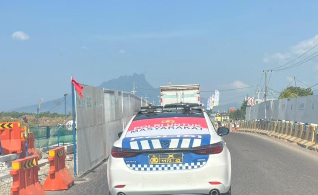 Lalu lintas macet karena proyek pelebaran jalan di dekat exit tol Probowangi/ doc Khoirul Rizal