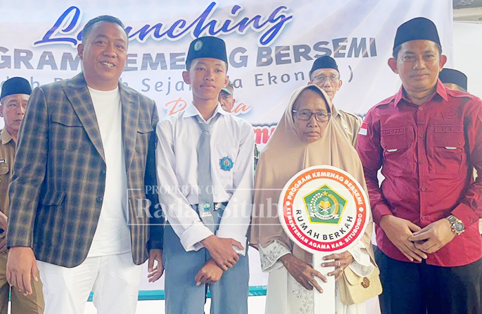 KEGIATAN SOSIAL: Penerima bantuan diapit Kepala Kemenag, Mohammad Mudhofar bersama Bupati Yusuf Rio Wahyu Prayogo, Selasa (7/10).