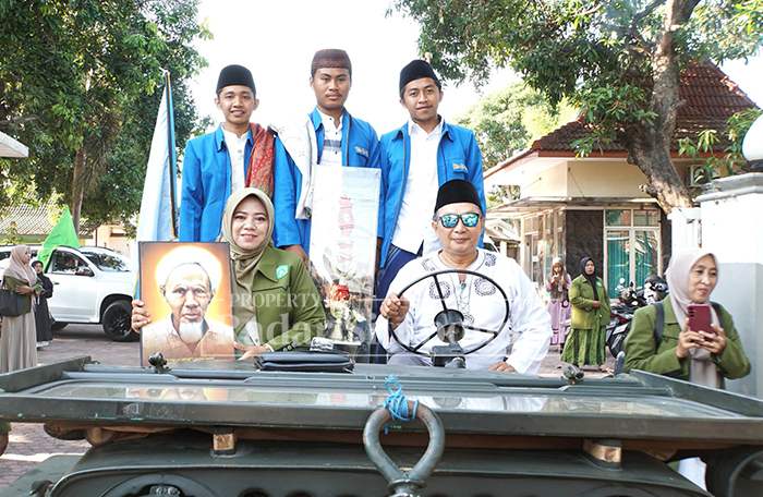 BANGGA : Wakil Bupati Situbondo, Ulfiyah bersama para santri peraih juara MQK 2025 melakukan kirab dari Wisma Wabup menuju Ponpes Sukorejo.