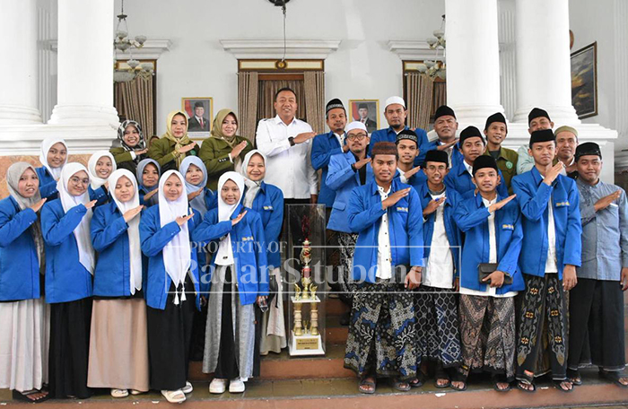 DISAMBUT HANGAT : Para santri peraih juara MQK, santri Ponpes Sukorejo disambuat oleh Bupati Situbondo, Yusuf Rio Wahyu Prayogo, di Pendapa dengan penuh keakraban.