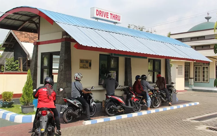 ILUSTRASI pengendara roda 2 memanfaatkan layanan Drive Thru di SAMSAT Banyuwangi.