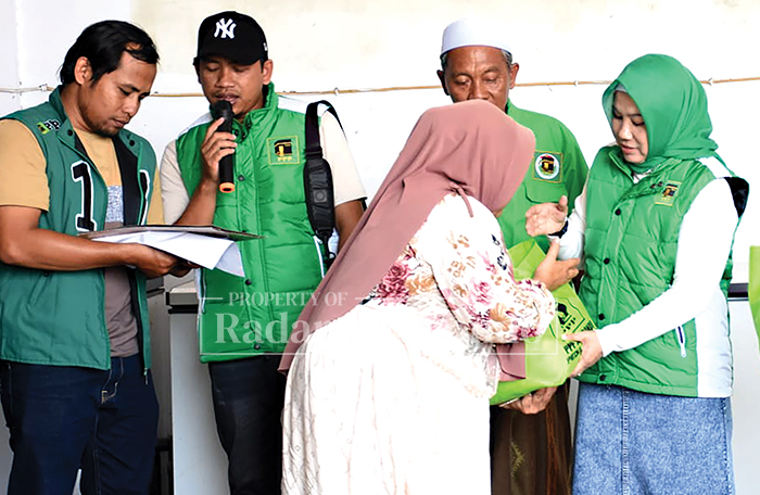 PEDULI BENCANA: Ketua DPC PPP Situbondo,  Zainiye memberikan bantuan sosial untuk masyarakat terdampak gempa di Desa Sumberwaru Kecamatan Banyuputih Situbondo, Kamis (9/10).