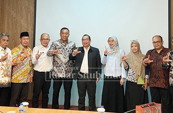JEMPUT BOLA: Bupati Situbondo Yusuf Rio Wahyu Prayogo (dua dari kiri) dan Sekretaris Utama Perpusnas, Joko Santosa (tiga dri kiri) bersama Bunda Baca Situbondo, Husna Laili Prayogo.