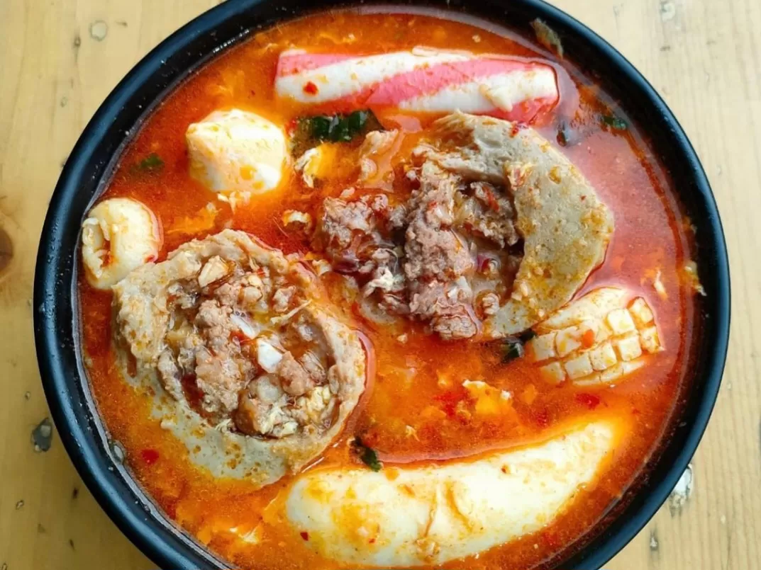 Seblak seafood dan bakso daging.