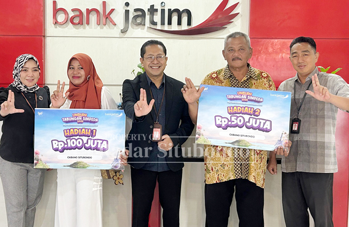 Pimcab Bank Jatim Situbondo, Didik Yanuardi menyerahkan hadiah undian Simpeda uang tunai secara simbolis kepada Agustin Nurul Hidayati dan nasabah atas nama Kas Pemdes Jetis, Besuki, pemenang kedua.