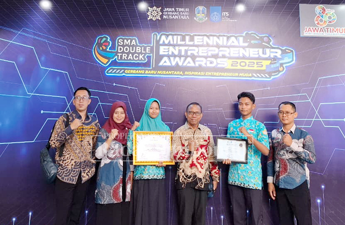 Dua penghargaan SMA double track di terima siswa-siswi SMAN 1 Panji pada acara puncak Milenial Entrepreneur Awards (MEA) 2025 di Graha Institut Teknologi Sepuluh Nopember Surabaya (ITS), 8 Oktober.