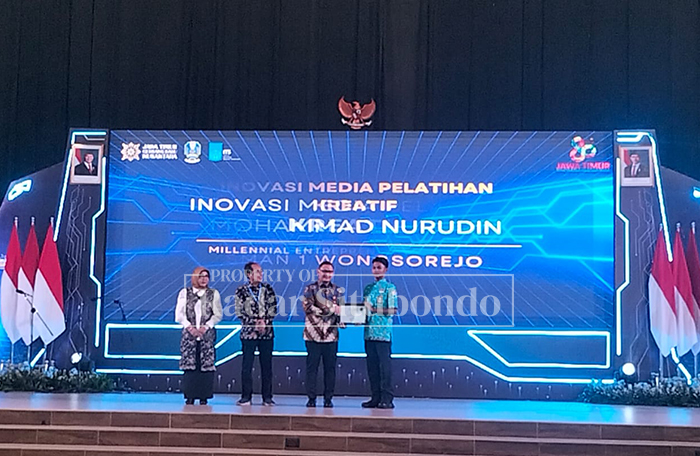 Dua penghargaan SMA double track di terima siswa-siswi SMAN 1 Panji pada acara puncak Milenial Entrepreneur Awards (MEA) 2025 di Graha Institut Teknologi Sepuluh Nopember Surabaya (ITS), 8 Oktober