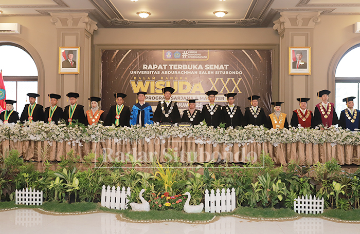 Jajaran Rektorat dan Dekanat melakukan prosesi wisuda terhadap 356 sarjana dan pascasarjana, di ruang Ball Room Utama Raya, Kecamatan Banyuglugur.