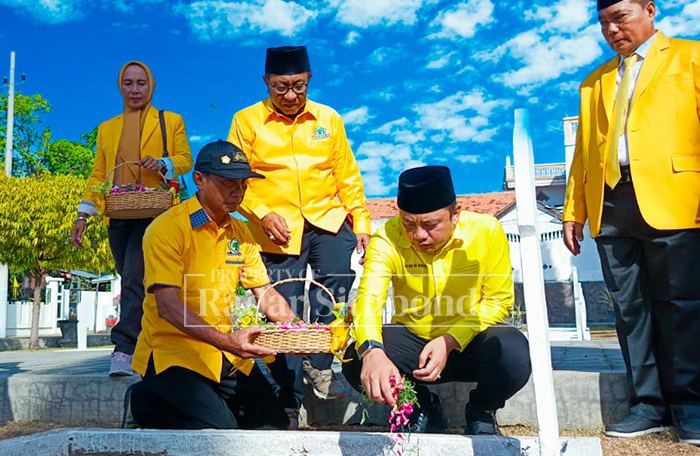 Ketua dan jajaran DPD Partai Golkar Situbondo, Yani Wijaya Baihaqi melakukan ziarah ke makam pahlawan dan para mantan Ketua DPD Partai Golkar, salah satunya Amam Suraji, Senin (20/10).