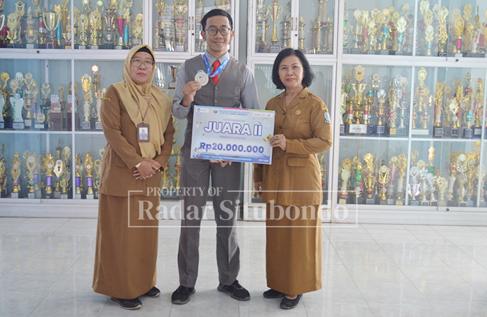 Kepala SMAN 1 Situbondo, Dwi Retno Susanti, M.Pd, didampingi Ibu Paola menyambut hangat Komang Mahendra Sinatria, siswa SMAN 1 Situbondo sebagai juara II Olimpiade Sains Nasional (OSN) 2025.
