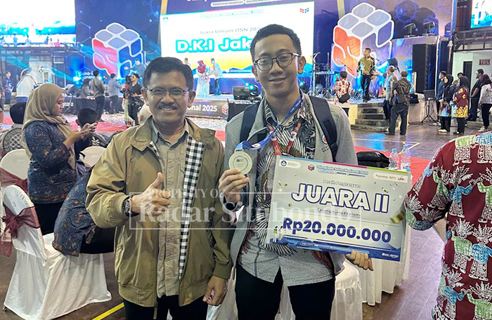 Kacabdin Wilayah Bondowoso-Situbondo, Slamet Riyadi memberikan apresiasi kepada Komang Mahendra Sinatria, siswa SMAN 1 Situbondo atas prestasi sebagai juara II Olimpiade Sains Nasional (OSN) 2025.