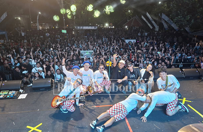 PECAH: Personal Band Tipe-X foto bersama Penonton usai konser di Wisata Pasir Putih Kecamatan Bungatan Situbondo, Kamis (23/10) malam.