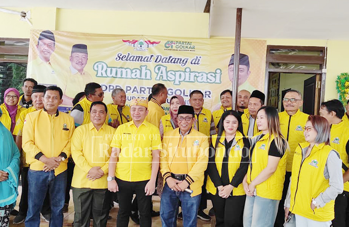 KOMPAK: Foto bersama Ketua DPD Golkar Situbondo, Yani Wijaya Baihaqi usai meresmikan Rumah Aspirasi Golkar di Jl. Pb. Sudirman No.3, Karangasem, Patokan, Kec. Situbondo, Situbondo.