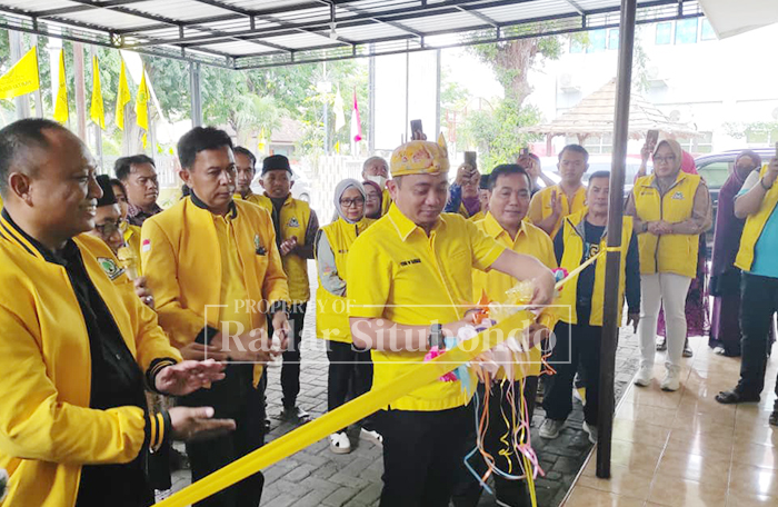 GUNTING PITA: Ketua DPD Golkar Situbondo, Yani Wijaya Baihaqi meresmikan Rumah Aspirasi Golkar di Jl. Pb. Sudirman No.3, Karangasem, Patokan, Kec. Situbondo, Situbondo.