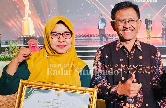 PRESTASI : Kepala SMAN 1 Kapongan, Nikmatil Hasanah, M.Pd, menerima 2 penghargaan sebagai Sekolah Pengembang Pelatihan Berbasis Produk melalui Program DT dan SFC dari Gubernur Jawa Timur.