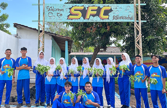 HASIL KARYA : Sejumlah siswa-siswi SMAN 1 Kapongan melakukan panen raya di kebun sekolah (School Food Care Smanka)