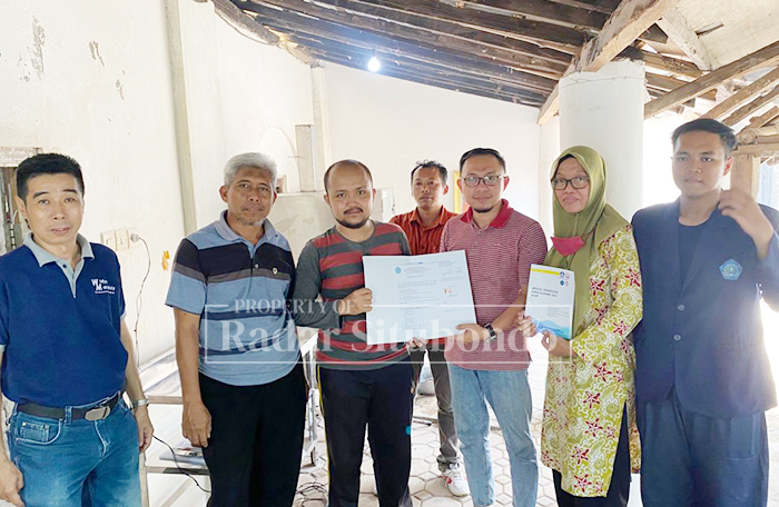 Ketua tim pengabdian kepada masyarakat (PKM), Riza Rahman, SE,MM, melakukan serah terima alat pengasapan lele kepada kelompok budidaya ikan lele Ardan, Desa Curah Cottok, Kecamatan Kapongan