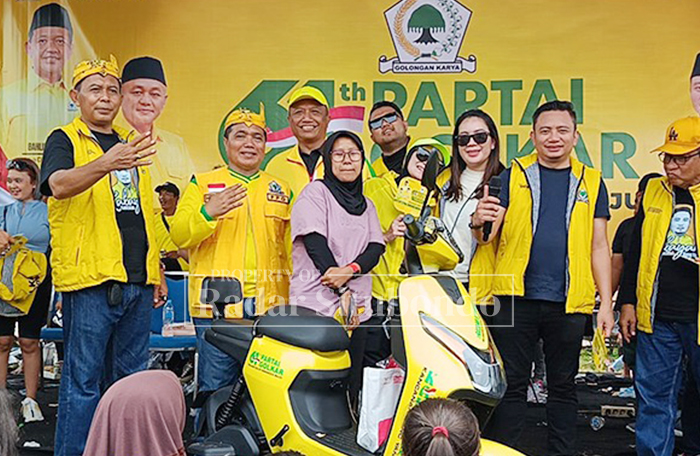 BERUNTUNG: Ketua DPD Partai Golkar Situbondo, Yani Wijaya Baihaqi, didampingi sejumlah anggota Fraksi Partai Golkar menyerahkan hadiah utama jalan sehat kepada pemenang.