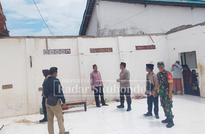 ATAP AMBROL: Anggota BPBD dan Polres Situbondo meninjau lokasi asrama Pondok Pesantren (Ponpes) Syehk Abdul Qodir Jaelani di Dusun Pesanggrahan, Desa Belimbing, Kecamatan Besuki, Rabu (29/10).