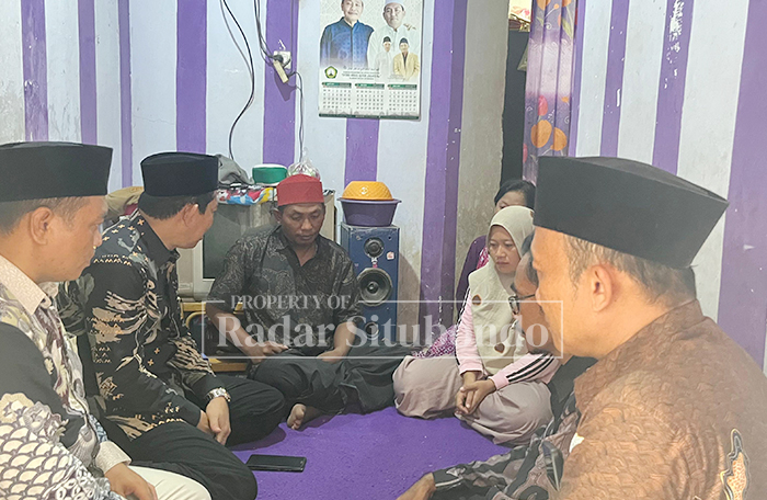 KORBAN BENCANA: Kepala Kemenag Situbondo, Dr. H. Muhammad Mudaffar mendatangi kediaman Alm. Putri Hemilia, 13, warga Dusun Rawan, Desa/ Kecamatan Besuki, Rabu (29/10).