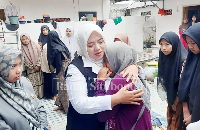 DITANGGUNG PEMKAB: Wakil Bupati Situbondo Ulfiyah menyampaikan Pemkab Situbondo tanggung biaya perawatan santri korban ambruknya atap pondok di Besuki, Rabu (29/10).