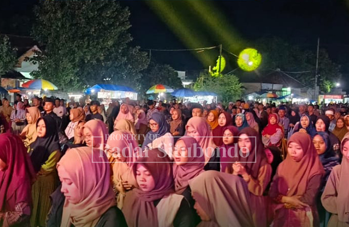 BERSELAWAT: Ribuan umat muslim memadati pengajian umum yang digelar DPD Partai Golkar Kabupaten Situbondo, Rabu malam (30/10).