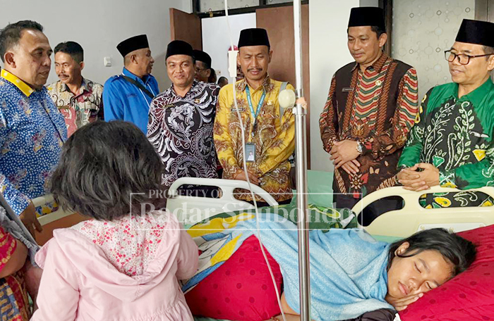 TURUN LANGSUNG: (Dari kanan ke kiri) Kakanwil Kemenag Jatim, Akhmad Sruji Bahtiar didampingi Kepala Kemenag Situbondo, Muhammad Mudhofar dan Kabid PD Pontren Kemenag Jatim, Imam Turmidzi.