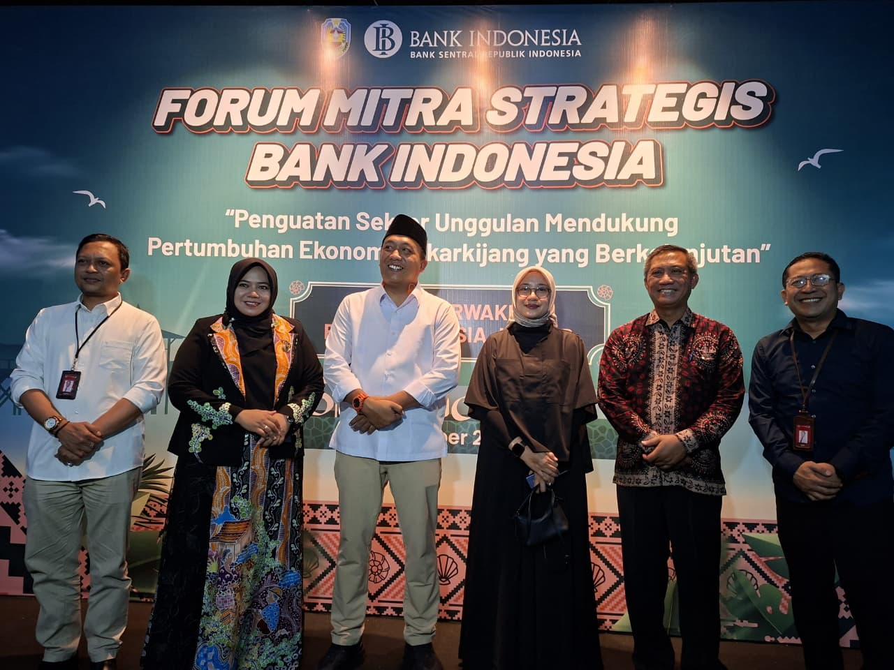 Bupati Situbondo Yusuf Rio Wahyu Prayogo, Bupati Banyuwangi Ipuk FIestiandani, dan Kepala KPwBI Bank Indonesia Jember Gunawan dalam acara Forum Mitra Strategis di Situbondo.
