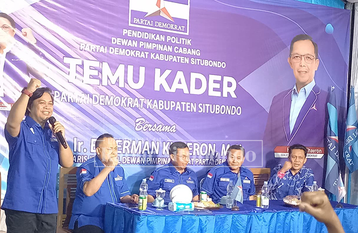 KOMPAK : Sekjen DPP Partai Demokrat, Herman Khaeron; Anggota DPRD Jatim, dr Agung Mulyono, serta Ketua DPC Partai Demokrat Situbondo, Janur Sasra Ananda, memberikan arahan kepada para kader.