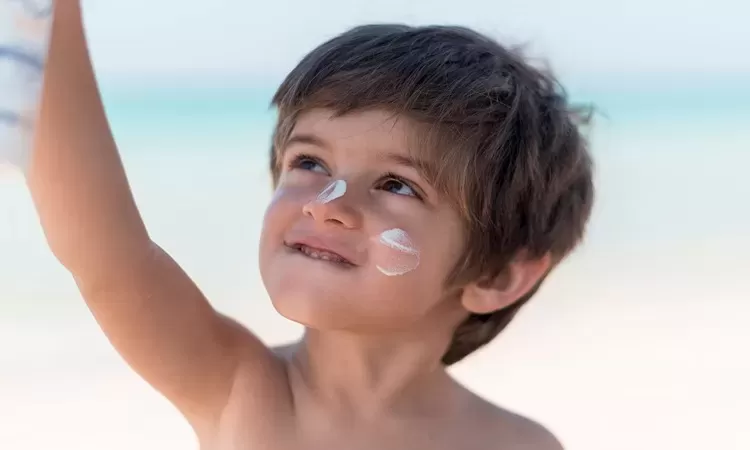 Ilustrasi anak yang menggunakan sunscreen.