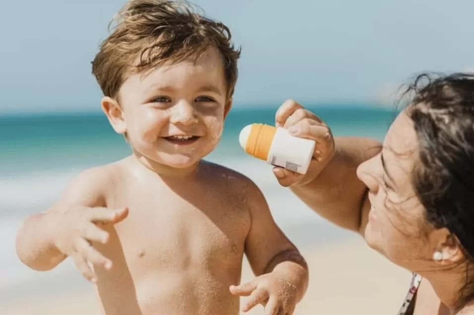 Ilustrasi anak menggunakan sunscreen.