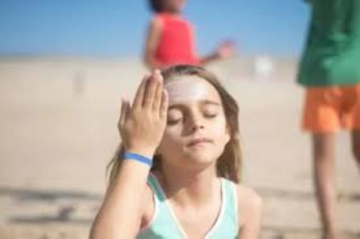 Ilustrasi anak menggunakan sunscreen.