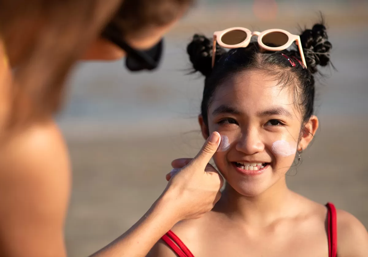 Ilustrasi anak menggunakan sunscreen.