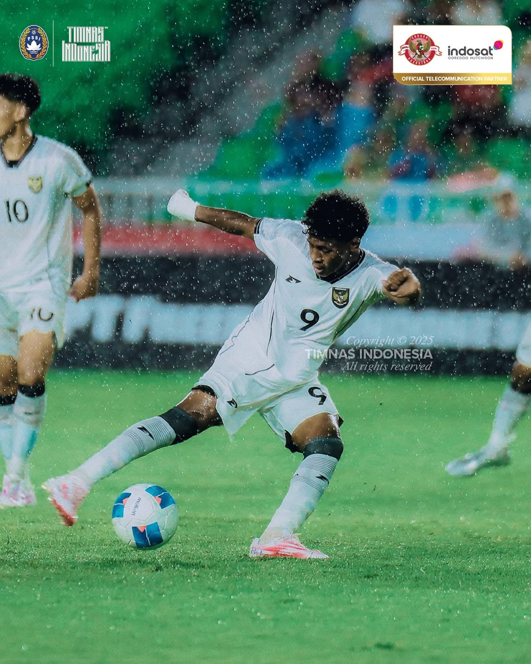 Aksi Fadly Alberto Arianto saat membela timnas Indonesia U-17 untuk melaju ke Piala Dunia U-17 2025.