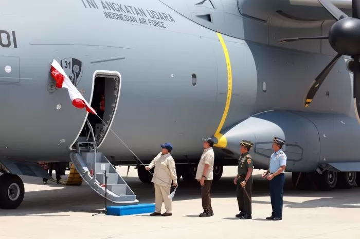 Di Lanud Halim Perdanakusuma, Jakarta, Senin (3/11), Presiden Prabowo Subianto secara resmi menyerahkan pesawat tersebut kepada Tentara Nasional Indonesia (TNI).