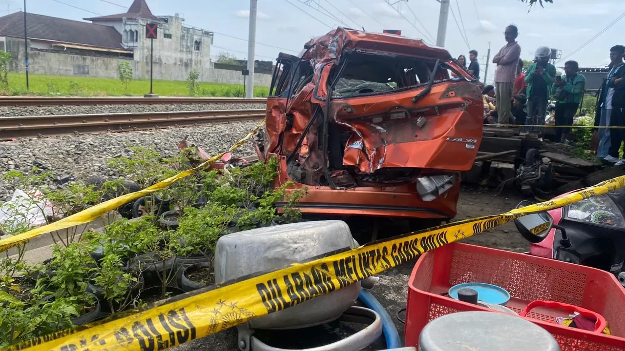 BERSERAKAN: Serpihan kendaraan yang berasal dari kecelakaan kereta api di Prambanan, Selasa (4/11).