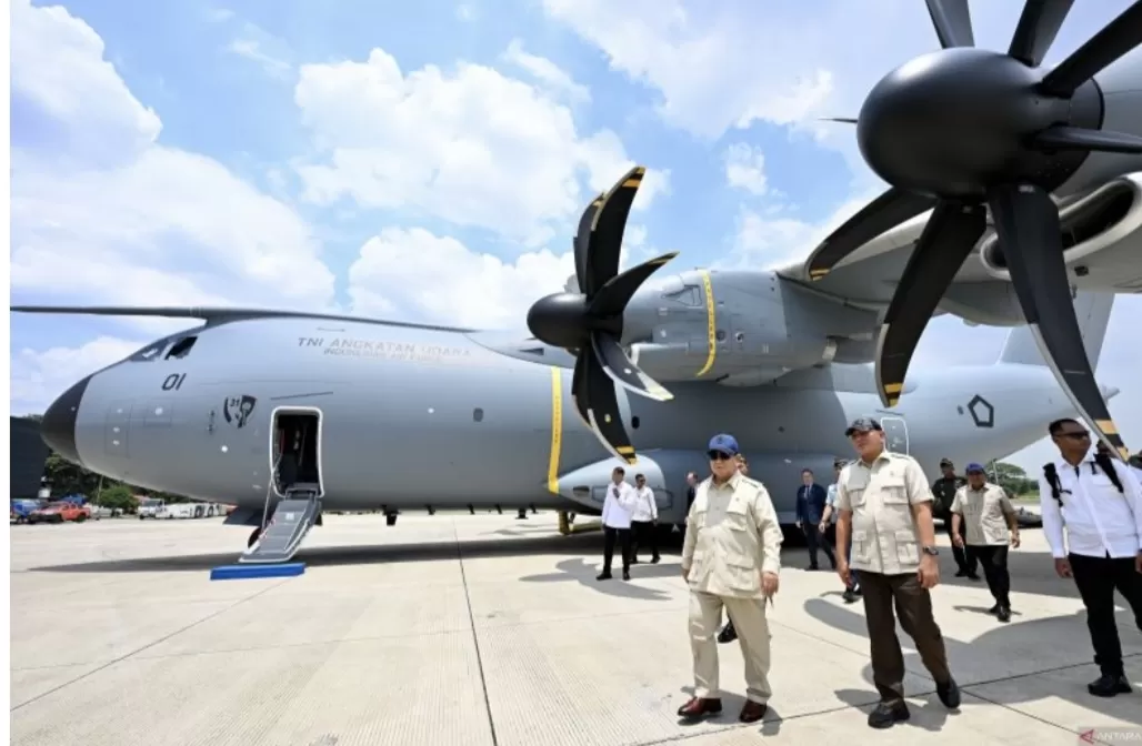 Presiden Prabowo Subianto menyerahkan pesawat pertama Airbus A400M/MRTT Alpha 4001 kepada Panglima TNI Jenderal Agus Subiyanto di Pangkalan Udara Halim Perdanakusuma, Jakarta, Senin (3/11/2025).