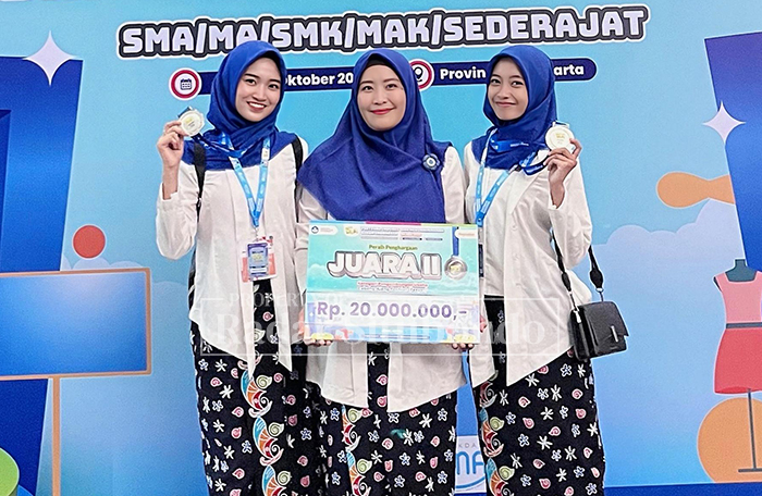 PRESTASI BERGENGSI: Tim Ecochic SMADA Prima bersama guru pembina Linda Febri Andriyani meraih Juara 2 Nasional kategori Fashion FIKSi 2025.