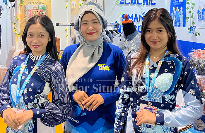 PRESTASI BERGENGSI: Tim Ecochic SMADA Prima bersama guru pembina Linda Febri Andriyani meraih Juara 2 Nasional kategori Fashion FIKSi 2025.