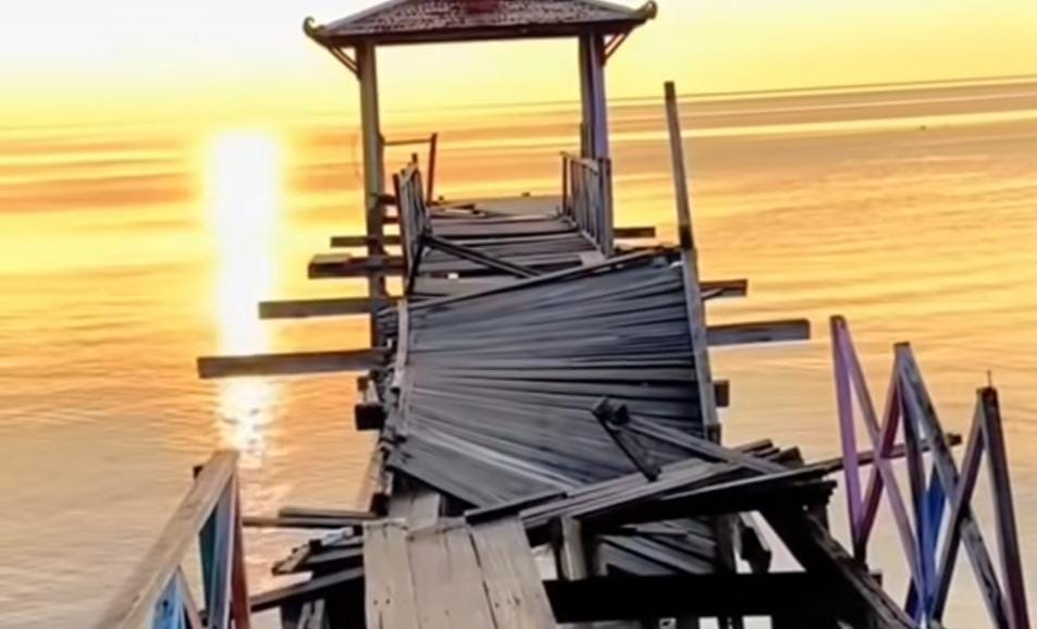 View sunset di Dermaga Pasir Putih/ ig pesonasitubondo_id via @aryaabraham