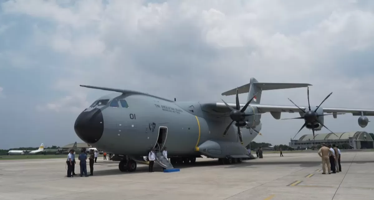 Pesawat Angkut Berat A400M tiba di Lanud TNI AU Halim Perdanakusuma, Jaktim, pada Senin (3/11). Pesawat tersebut langsung diserahkan kepada TNI AU.