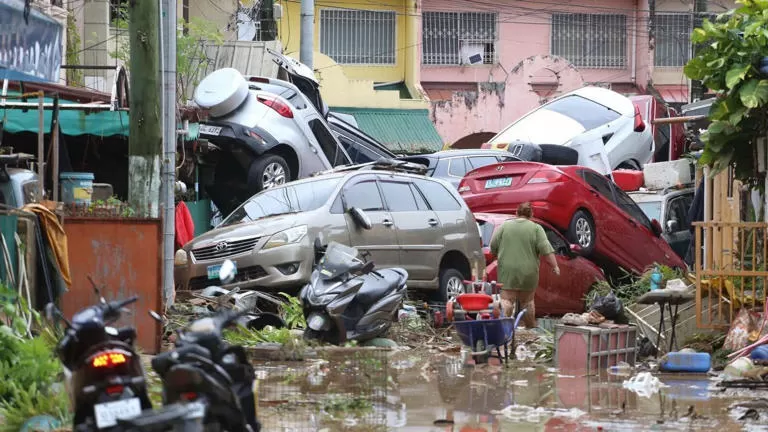Ratusan kendaraan terapung akibat badai dan banjir di Filipina.