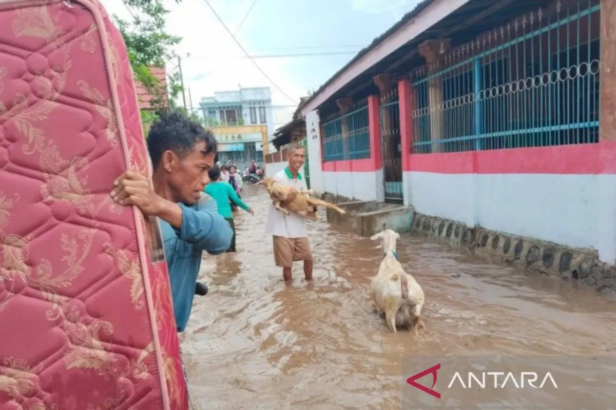 Banjir melanda Bima, menyebabkan warga berjibaku selamatkan harta benda.