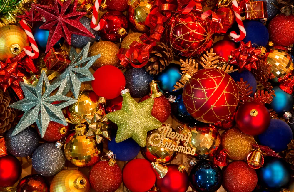 Ilustrasi pernak-pernik Natal.